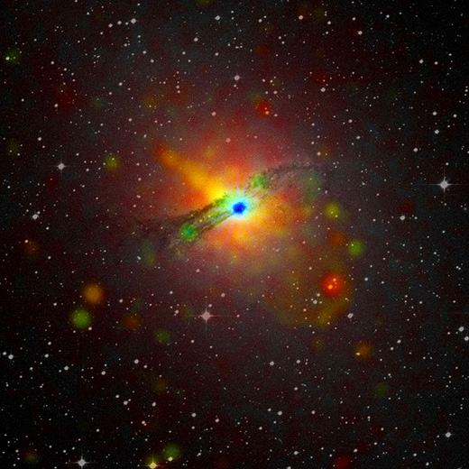 La galaxia Centaurus A, con su chorro de partículas aceleradas saliendo de un agujero negro supermasivo y calentando el gas a su alrededor. En esta galaxia el chorro se ve en rayos X y alcanza hasta 13.000 años luz de distancia desde el agujero negro central supermasivo, y se extiende en la figura hacia arriba a la derecha.  MARCO IACOBELLI (XMM-Newton SOC) / ESA - 04-12-2009 