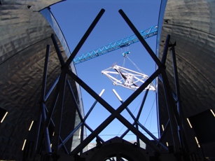 Enero de 2005. Momento de la instalación de la araña del secundario, parte superior de la estructura del telescopio. Autor: Naralia Ruiz.