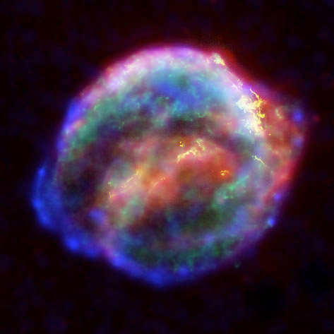 Remanente de la supernova termonuclear Kepler: la denominada supernova de Kepler fue descubierta por el astrónomo alemán Johannes Kepler en 1604. Esta supernova fue el objeto más brillante del firmamento en aquella época, exceptuando el Sol y el planeta Venus. No se ha observado ninguna supernova más en nuestra Galaxia desde entonces. Esta supernova es del tipo termonuclear (tipo Ia), y su origen es la explosión de una estrella enana blanca. Crédito: NASA, ESA, R. Sankrit and W. Blair (Johns Hopkins University).