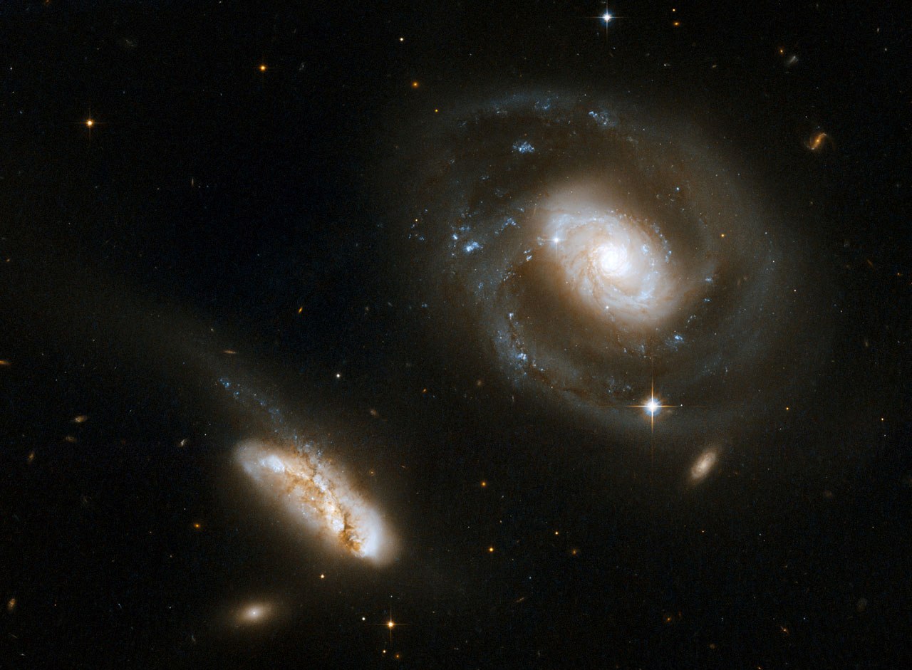 1.- Galaxias en interacción: Galaxia espiral barrada Seyfert 1 NGC 7469 (Arp 298, Mrk 1514), y su compañera IC 5283. Imagen obtenida por el telescopio espacial Hubble. La galaxia espiral barrada Sy1 NGC 7469 es una luminosa fuente infrarroja con un potente estallido de formación estelar embebido en su región circumnuclear. El sistema se encuentra a unos 200 millones de años luz de la Tierra en la Constelación de Pegaso.  Créditos: NASA, ESA, colaboración Hubble Heritage (STScI/AURA)-ESA/Hubble, y A. Evans (Universidad de Virginia, Charlottesville/NRAO/Universidad Stony Brook). http://www.spacetelescope.org/images/heic0810cd/ 