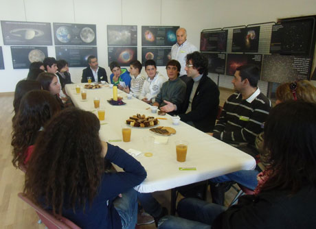 David Barrado charlando con alumnos del IES Sierra de los Filabres (Almería). Créditos: www.novapolis.es