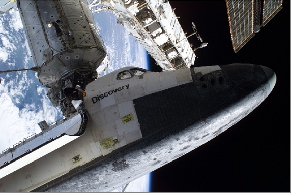 La lanzadera Discovery anclada en la Estación Espacial Internacional. 
