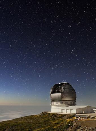 El Gran Telescopio Canarias, apuntando al cielo estrellado de La Palma en el Observatorio del Roque de los Muchachos.- PABLO BONET