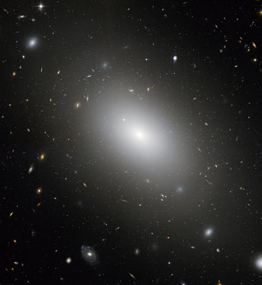 FIGURA 1: NGC1132, una galaxia elíptica típica del Universo Local. Esta galaxia es probablemente los restos de un grupo de galaxias que se fusionaron en el pasado. Algunas galaxias todavía se están fusionando en la actualidad, y se ven en la imagen como pequeños satélites orbitando alrededor de NGC1132. Créditos: NASA/ ESA/ STScI/ AURA (The Hubble Heritage Team) - ESA/Hubble Collaboration.