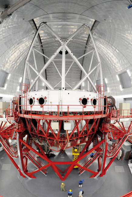 Imagen de la estructura del telescopio GTC, dentro de la cúpula. Nótese su gran tamaño comparado con las personas presentes en la fotografía.