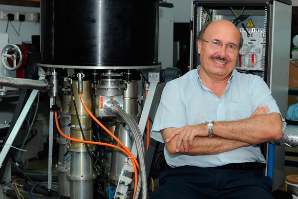 El investigador Rafael Rabolo junto al instrumento principal del proyecto Quijote y que se elaboró en el IAC. / SERGIO MÉNDEZ
