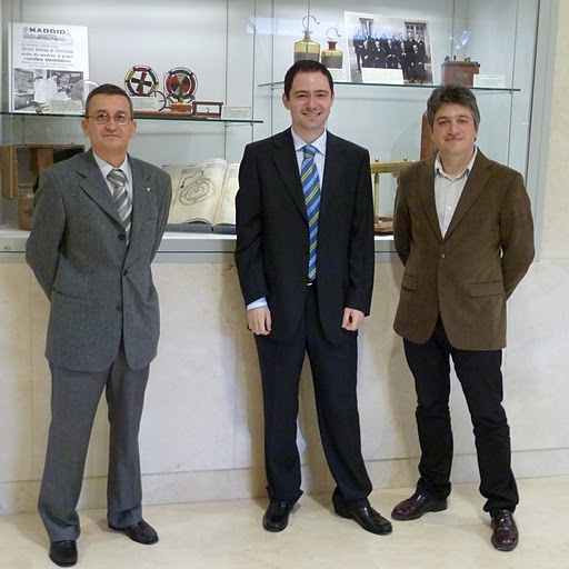 Juan Carlos Muñoz (en el centro) con sus dos directores de tesis: Armando Gil de Paz (dcha.) y Jaime Zamorano Calvo Juan Carlos Muñoz (en el centro) con sus dos directores de tesis: Armando Gil de Paz (dcha.) y Jaime Zamorano Calvo