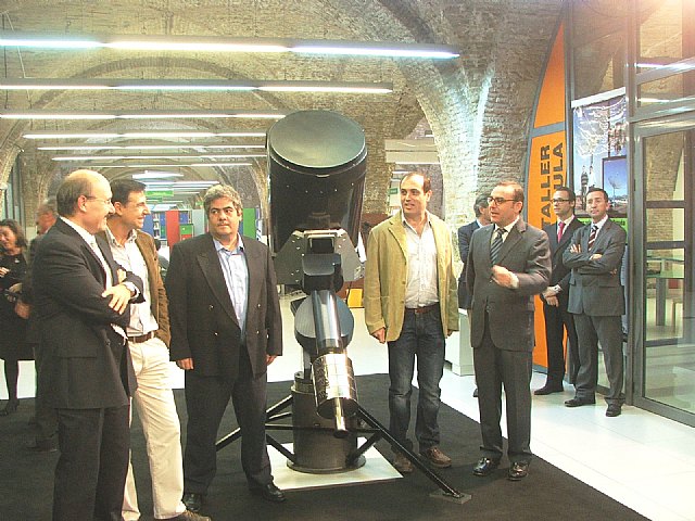En la foto, de izquierda a derecha, Rafael Rebolo, Isidro Villo, Antonio Pérez, Anastasio Díaz y el rector Félix Faura. Fuente: UPCT