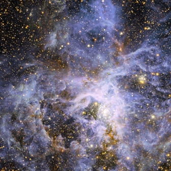 La brillante estrella VFTS 682 en la Gran Nube de Magallanes. Esta imagen muestra parte de la activa región de formación estelar alrededor de la Nebulosa de la Tarántula, en la Gran Nube de Magallanes, vecina de la Vía Láctea. En la parte superior izquierda se encuentra la brillante, pero solitaria estrella VFTS 682, y en el costado inferior derecho se encuentra el rico cúmulo estelar R 136. El origen de VFTS 682 es un misterio: ¿fue eyectada de R 136 o se formó en soledad? Debido al efecto del polvo, la estrella se ve rojiza en esta imagen que combina las fotografías en luz visible e infrarroja tomadas por el Wide Field Imager del telescopio de 2,2 metros MPG/ESO en el Observatorio La Silla (Chile), y el telescopio VISTA de 4,1 metros en el Observatorio Paranal (Chile). Crédito: ESO/M.-R. Cioni/VISTA Magellanic Cloud survey. Agradecimientos: Cambridge Astronomical Survey Unit.