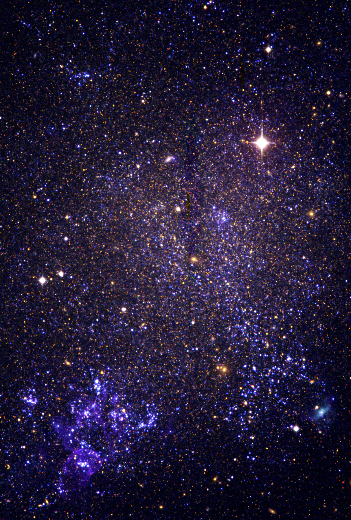 La galaxia IC 1613 observada con la Wide Field Camera del Isaac Newton Telescope en el Roque de los Muchachos. Puede apreciarse la zona de intensa formación estelar en la esquina inferior izquierda. En esa zona se encuentra la candidata a LBV V39 cuyo espectro observado con VLT-VIMOS se muestra con los característicos perfiles P-Cygni (emisión roja y absorción azul). Actualmente hemos comenzado a observar espectros de IC 1613 con GTC, aunque todavía a una resolución algo menor.