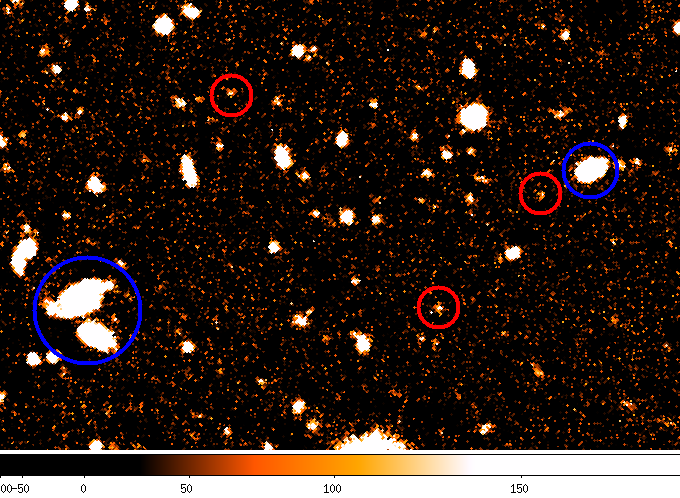 Figura 2: En este zoom de la imagen anterior puede apreciarse el gran número de galaxias y la profundidad que alcanza el proyecto SHARDS. Las marcadas en rojo son galaxias masivas, con un alto número de estrellas, que ya existían cuando el Universo tenía entre 2.200 y 3.000 millones de años (actualmente se estima que el Universo tiene unos 13.700 millones de años).
